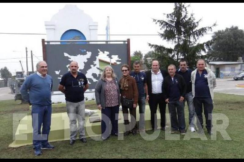 En la plazoleta de La Madrid se colocÃ³ una ofrenda floral y una plaqueta homenajeando a los hÃ©roes de Malvinas 