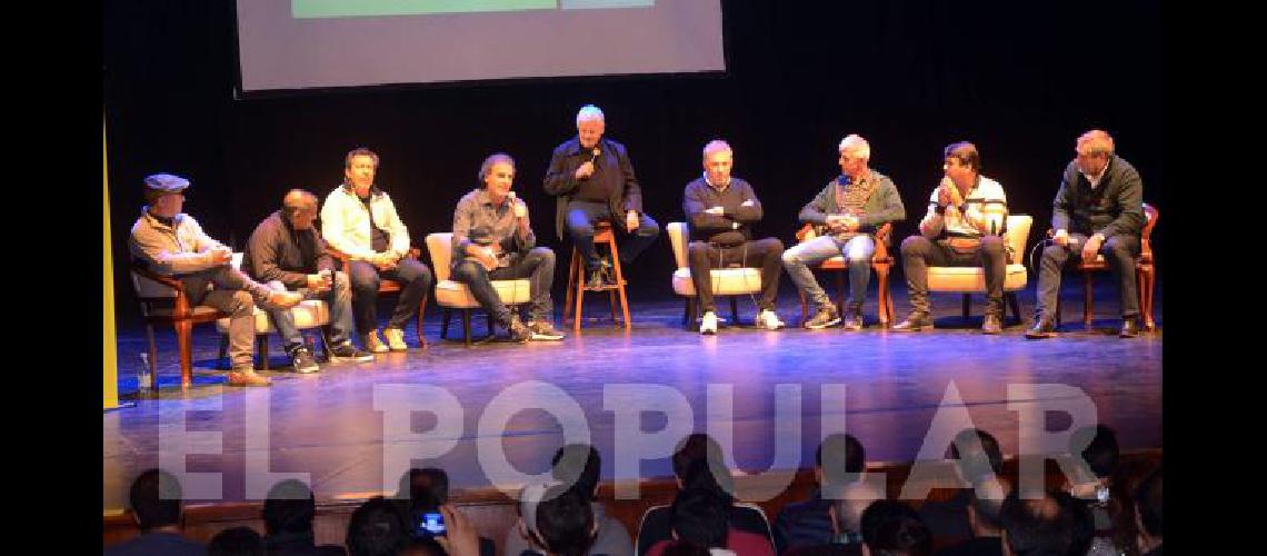 En el Teatro Municipal los ocho ex futbolistas brindaron el espectÃculo Las Estrellas del â86 