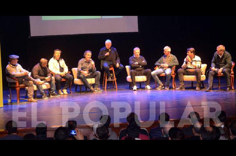 En el Teatro Municipal los ocho ex futbolistas brindaron el espectÃculo Las Estrellas del â86 