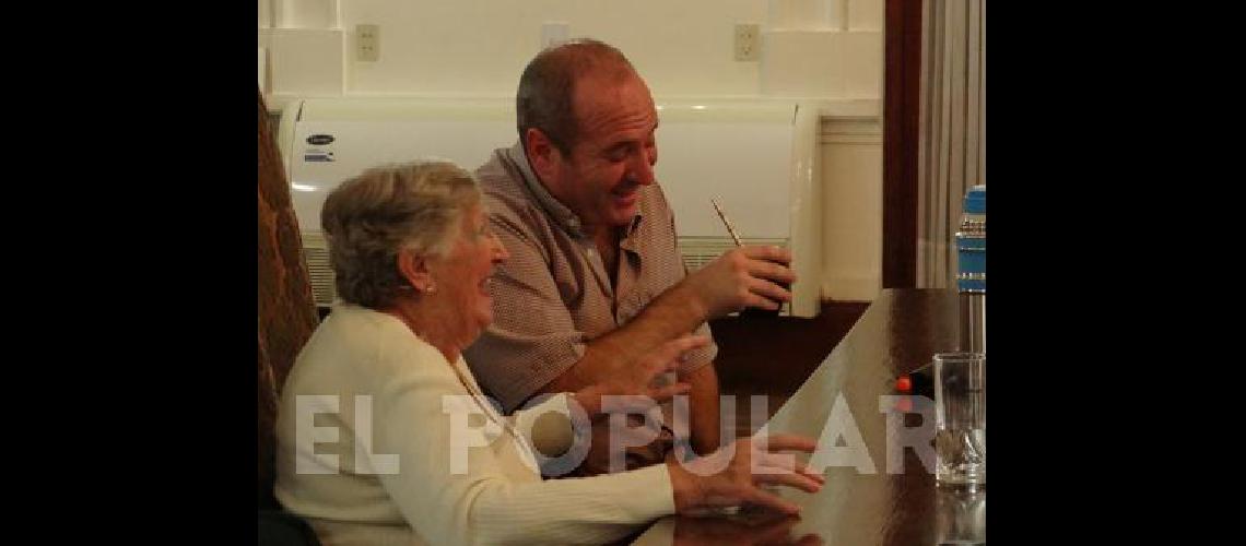 Enriqueta Duarte junto al intendente MartÃ­n Randazzo en la charla que la nadadora brindÃ³ en La Madrid 