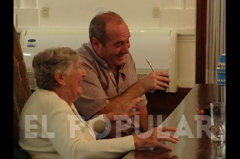 Enriqueta Duarte junto al intendente MartÃ­n Randazzo en la charla que la nadadora brindÃ³ en La Madrid 