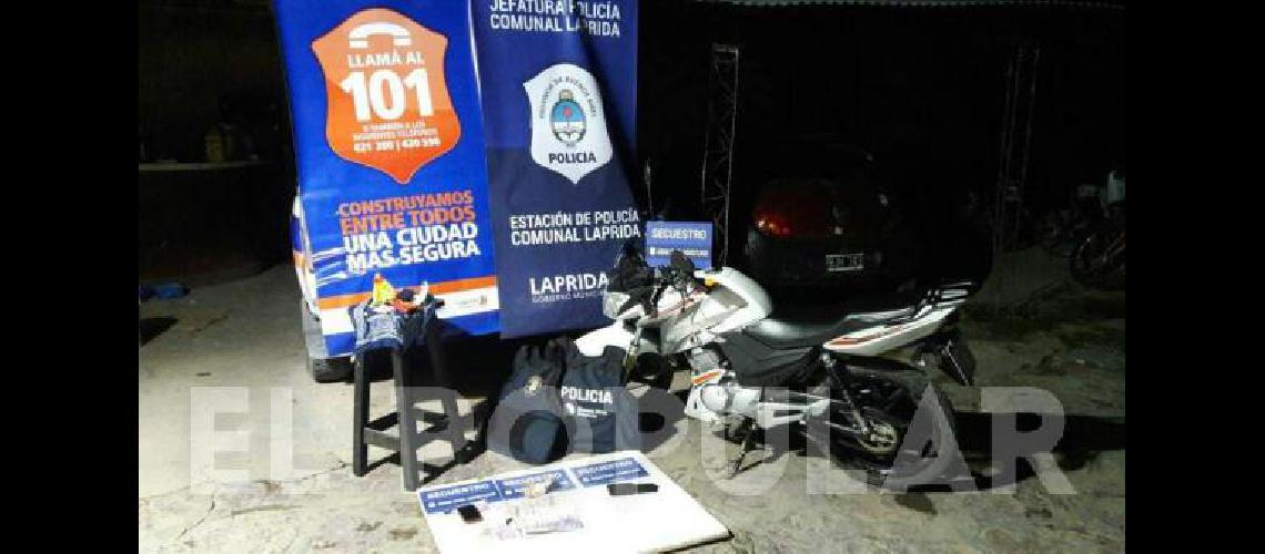 La moto en la que se movilizaban fue secuestrada 