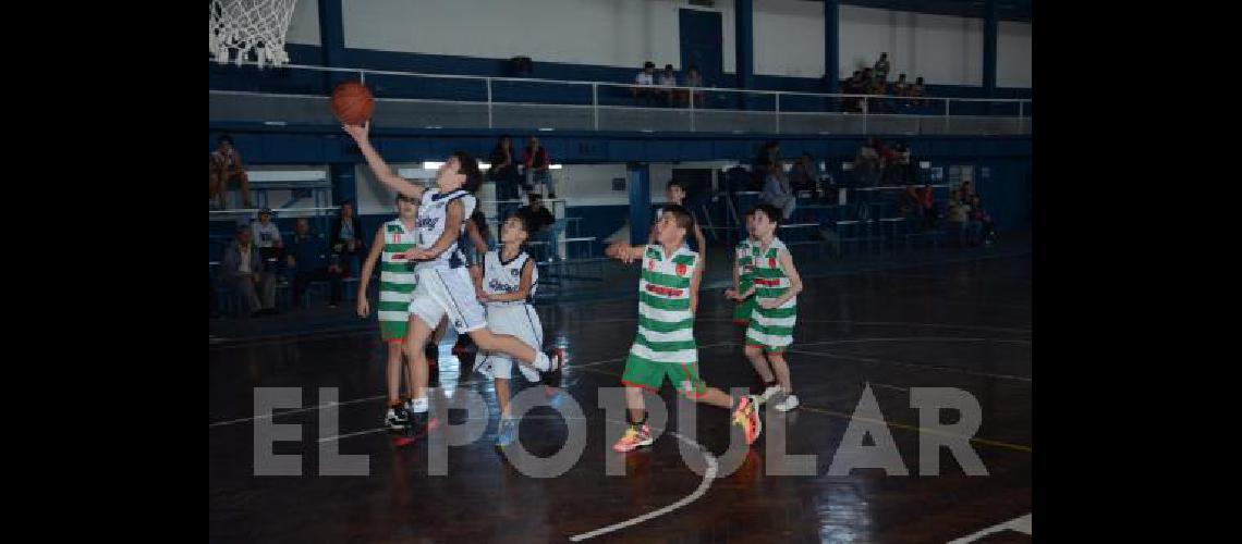 Racing A Club recibiÃ³ a Las Flores BÃsquetbol en el Parque OlavarrÃ­a 