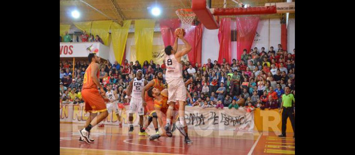 El equipo estudiantil cayÃ³ anoche 87-82 en el Gimnasio El Templo de Plottier 