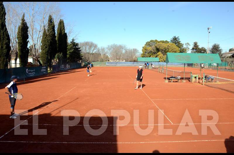 Habraacute actividad en Racing