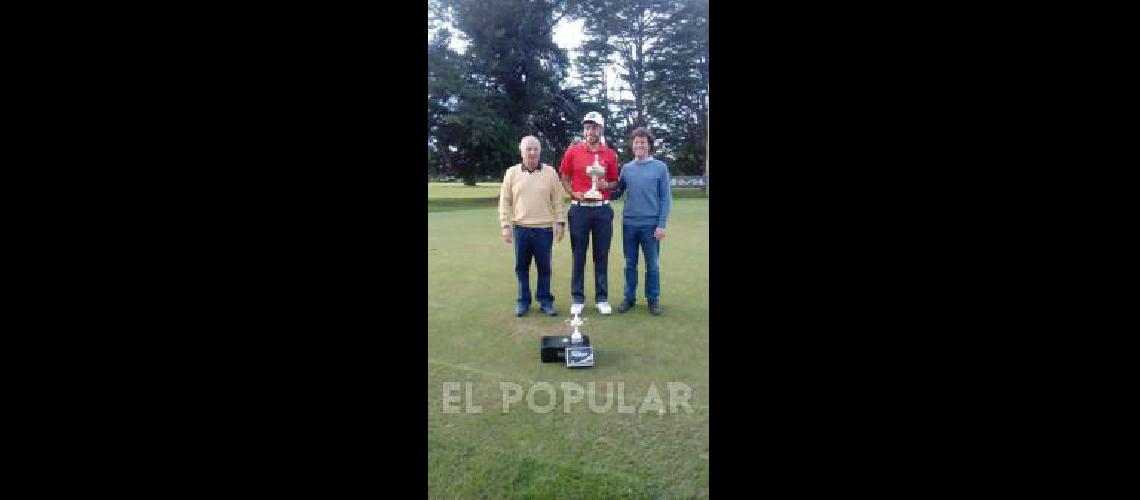 Momento de la premiaciÃ³n El campeÃ³n fue acompaÃ±ado por Ricardo y JosÃ© Lamas 