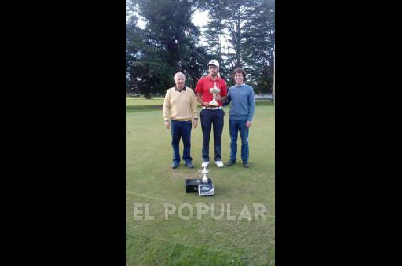 Momento de la premiaciÃ³n El campeÃ³n fue acompaÃ±ado por Ricardo y JosÃ© Lamas 