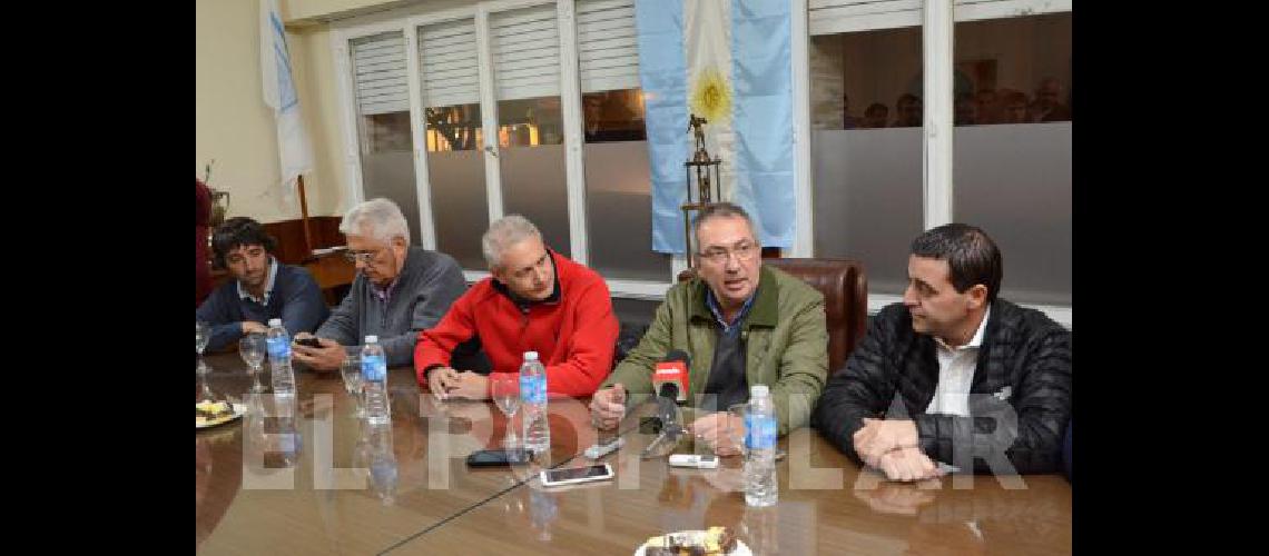 Toviggino escoltado por Daniel Ferreiro hablÃ³ en conferencia Estuvo acompaÃ±ado por Mario PaternÃ³ y los representantes de las tres Federaciones 