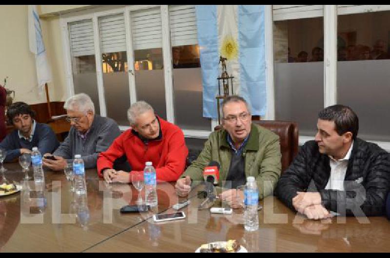 Toviggino escoltado por Daniel Ferreiro hablÃ³ en conferencia Estuvo acompaÃ±ado por Mario PaternÃ³ y los representantes de las tres Federaciones 