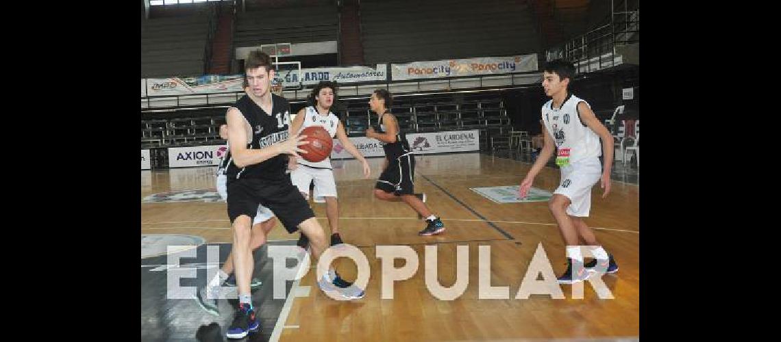 Nacho Aman jugador con pasaje por la selecciÃ³n argentina integra la selecciÃ³n U19 de OlavarrÃ­a 