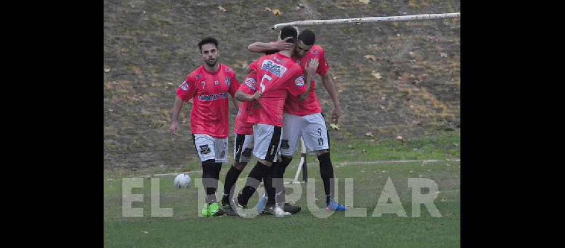 Todos saludan a Luciano Rojas quien marcÃ³ dos de los tres goles de Estudiantes 