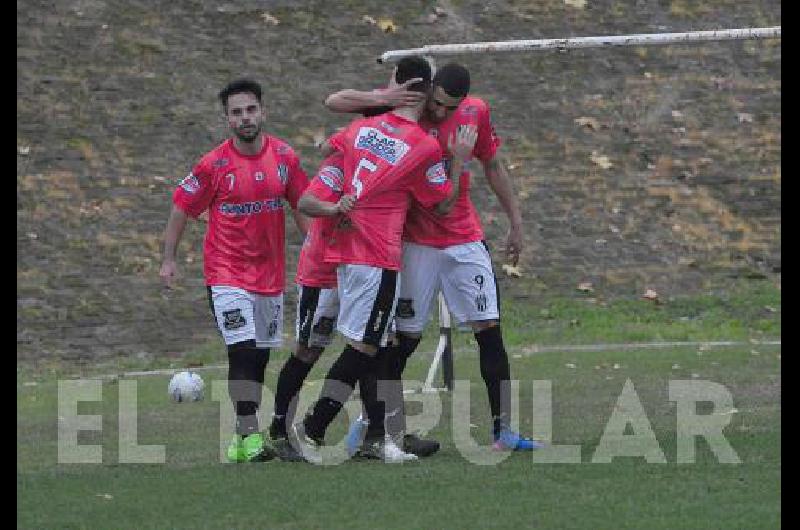 Todos saludan a Luciano Rojas quien marcÃ³ dos de los tres goles de Estudiantes 