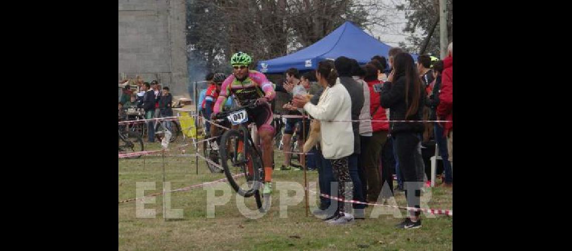 Javier Schawb festeja la llega a la meta y su consagraciÃ³n en la carrera de mountain bike de La Madrid 