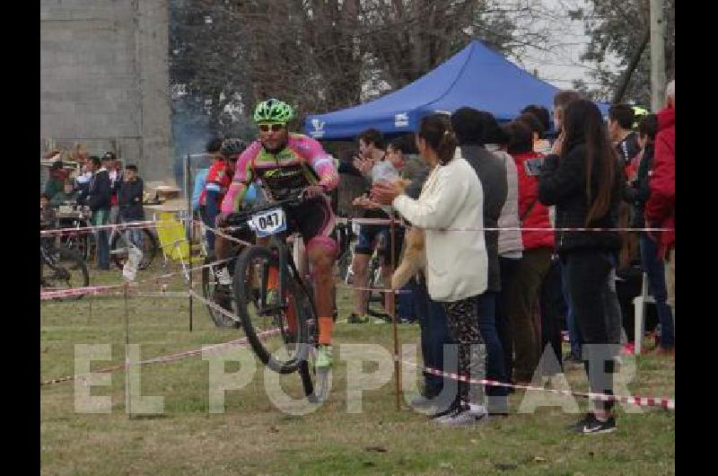 Javier Schawb festeja la llega a la meta y su consagraciÃ³n en la carrera de mountain bike de La Madrid 