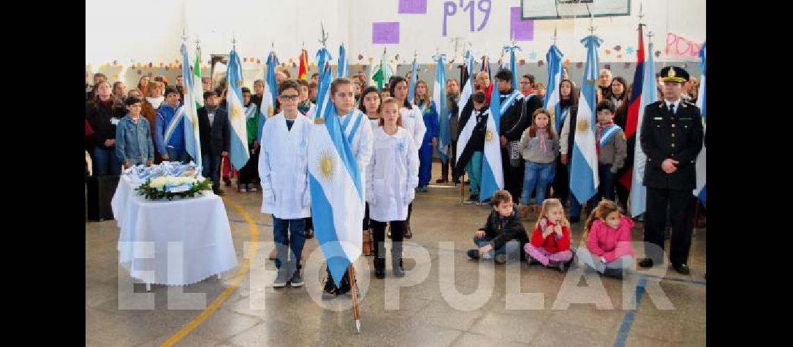 La bandera de la EP NÂº 1 que lleva el nombre del prÃ³cer hizo su ingreso portada por Valentina Arias BeherÃn y sus escoltas Mariano Doartero Berenice Estrabeau Iara Rivero y Luana GensÃ³n 