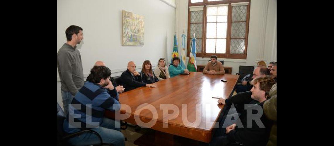 Los dirigentes de los clubes locales recibieron el subsidio 