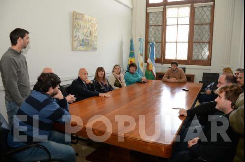 Los dirigentes de los clubes locales recibieron el subsidio 