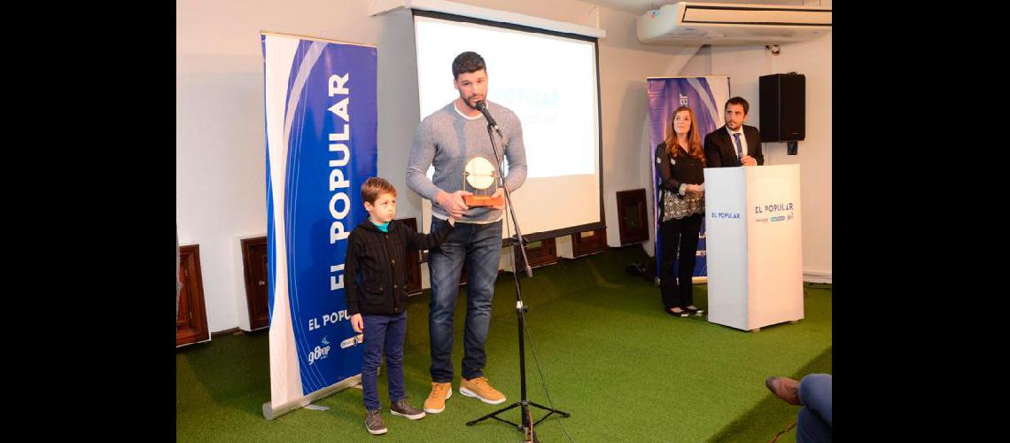 El basquetbolista Alejandro Diez recibiÃ³ una distinciÃ³n por su labor deportiva Foto Marcelo Kehler