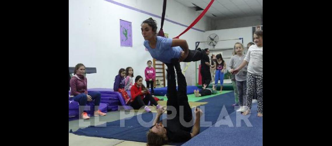 Paloma y Gertrudis del circo Rukuka mostraron distintos ejercicios de acrobacias en dÃºo y en tropa 