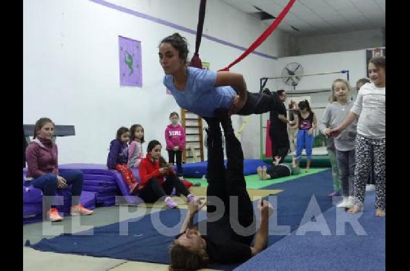 Paloma y Gertrudis del circo Rukuka mostraron distintos ejercicios de acrobacias en dÃºo y en tropa 