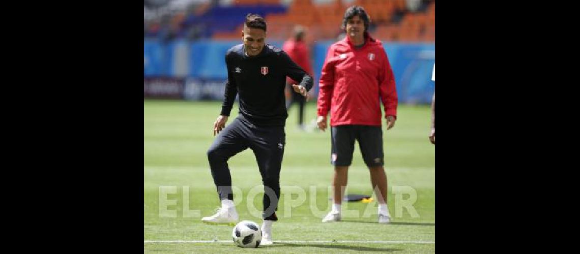 Hugo Alves observa el trabajo de Paolo Guerrero en una prÃctica en Rusia 