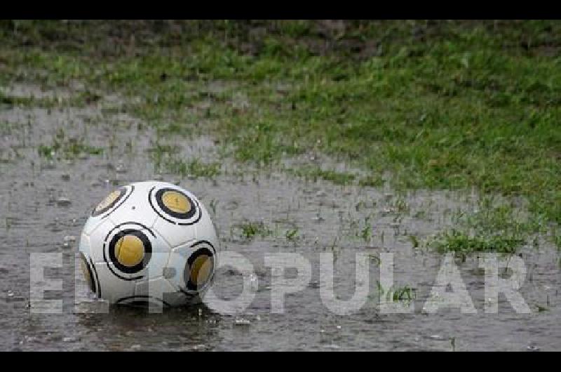 Sin fuacutetbol por el agua