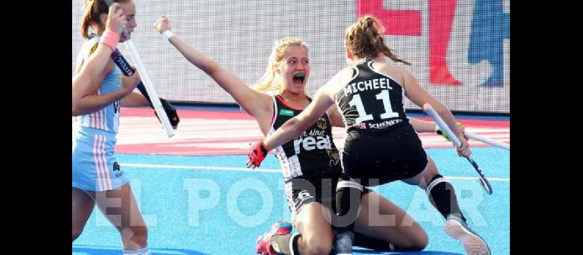 Hannah Gablac festeja el primer gol de Alemania 