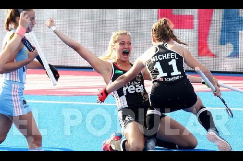 Hannah Gablac festeja el primer gol de Alemania 