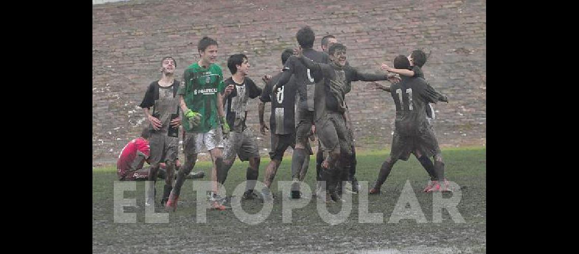 Estudiantes alzÃ³ la Copa en la categorÃ­a 2002 Le ganÃ³ la final 1-0 a Empleados de Comercio de BolÃ­var 