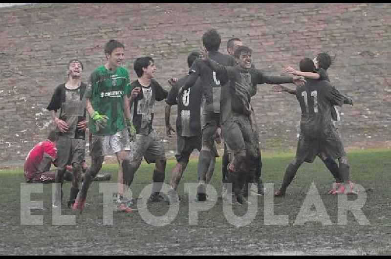 Estudiantes alzÃ³ la Copa en la categorÃ­a 2002 Le ganÃ³ la final 1-0 a Empleados de Comercio de BolÃ­var 