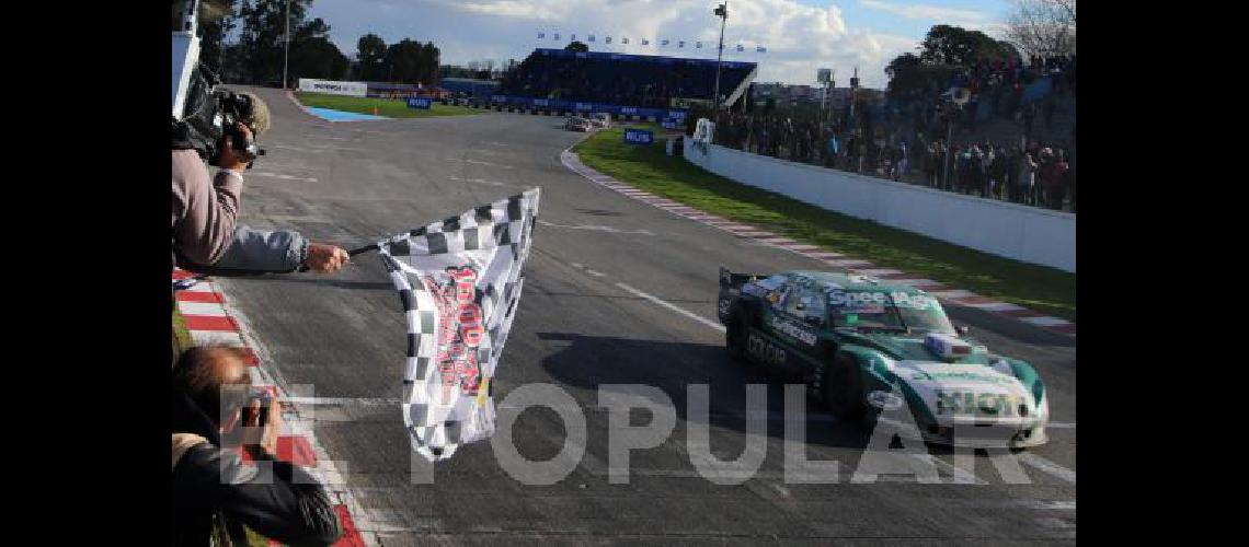 El campeÃ³n cruzÃ³ la bandera a cuadros en primer lugar en una carrera histÃ³rica 