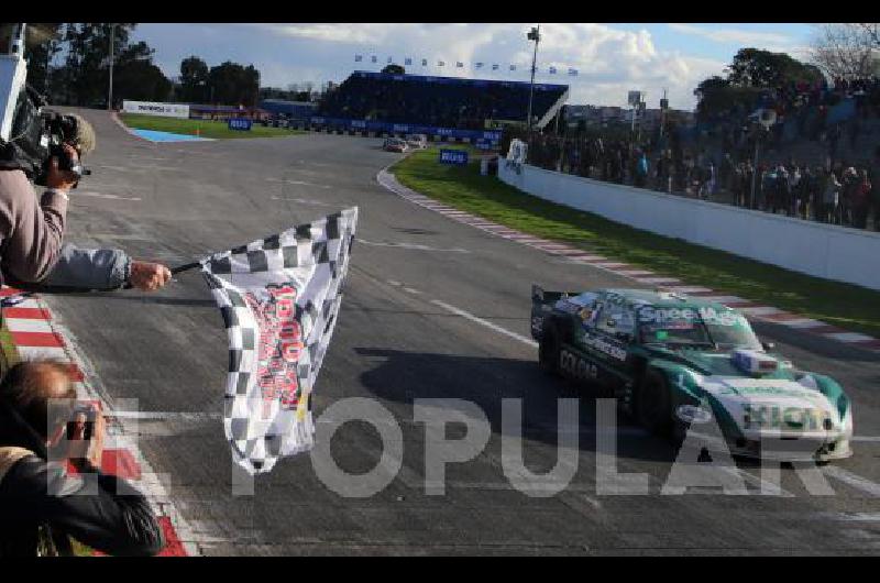 El campeÃ³n cruzÃ³ la bandera a cuadros en primer lugar en una carrera histÃ³rica 