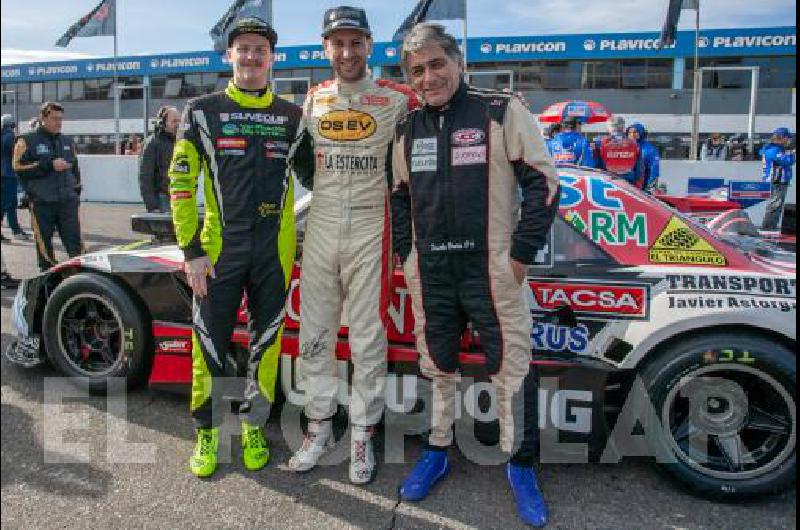 Alejandro Weimann NicolÃ�s Pezzucchi y Eduardo Bracco corrieron ayer con la Dodge del UR Racing en Buenos Aires 