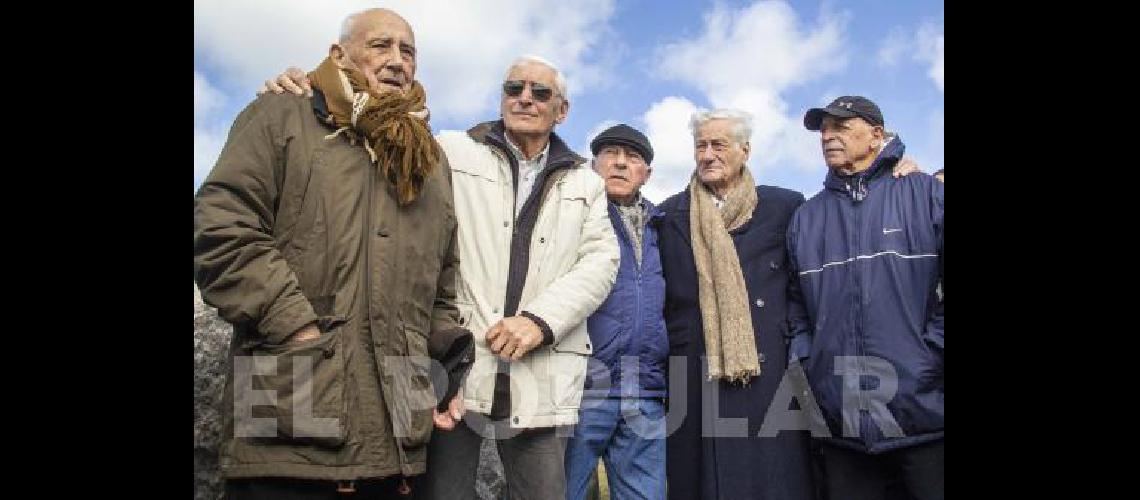 Cacho Franco rodeado de amigos entre ellos Fangio Pronello y PernÃ­a 