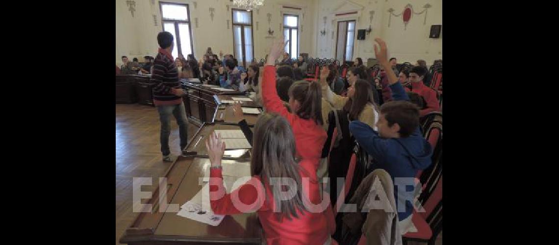 Ayer en el SalÃ³n Blanco del Palacio Municipal se llevÃ³ a cabo la instancia local del Parlamento Juvenil del Mercosur 