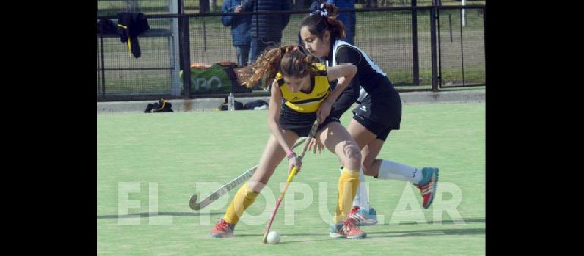 Tanto la primera femenina como el equipo Sub 18 sufrieron duras derrotas como locales ante Uncas de Tandil Foto- Marcelo Kehler 