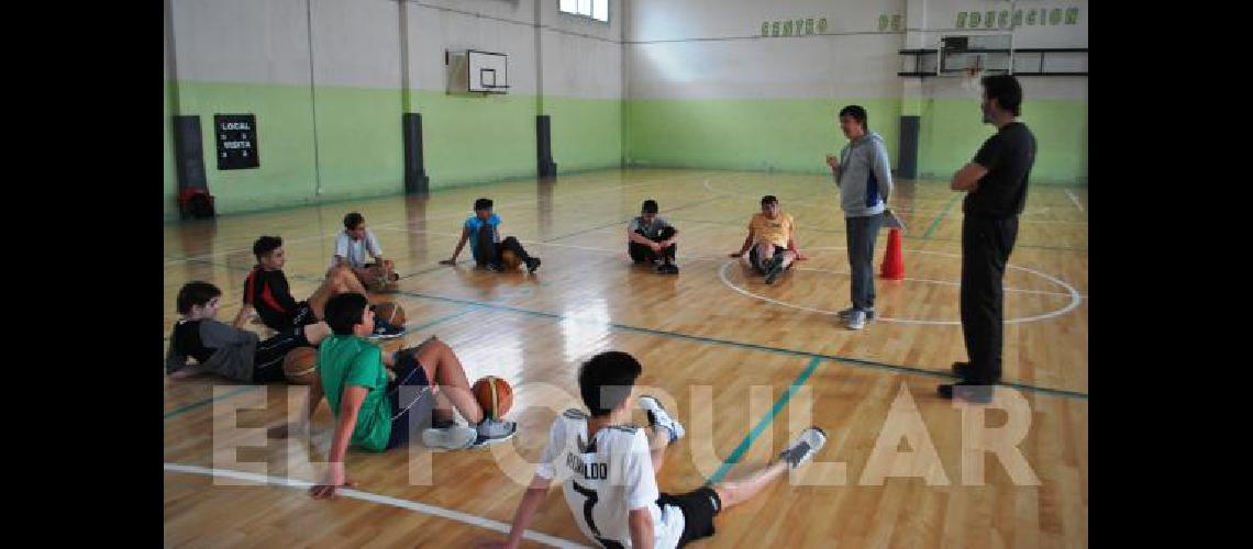 El DT de Racing de La Madrid trabajoacute con el equipo de baacutesquetbol del CEF