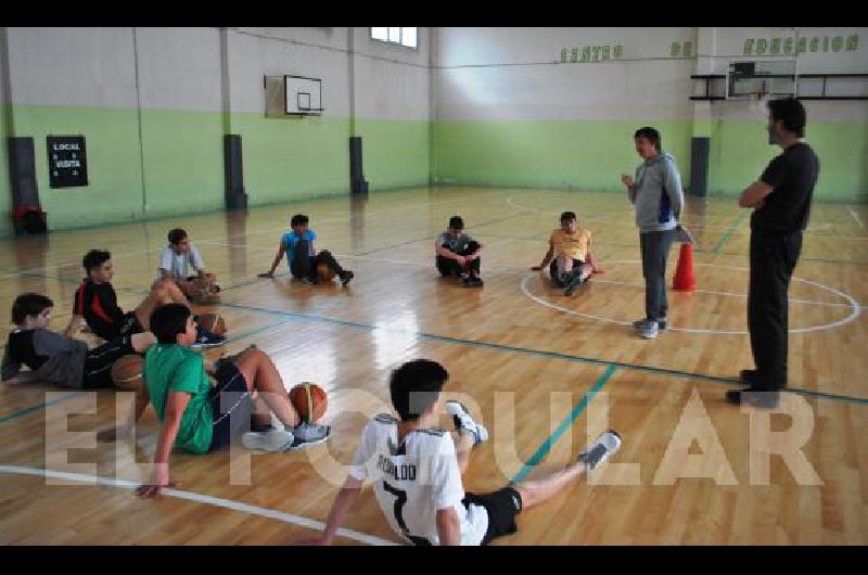 El DT de Racing de La Madrid trabajoacute con el equipo de baacutesquetbol del CEF