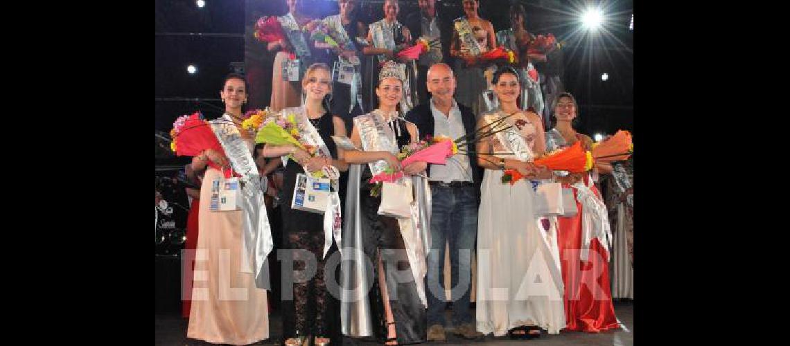 Katerina Faure Miss Laprida junto a princesas y el Intendente municipal 