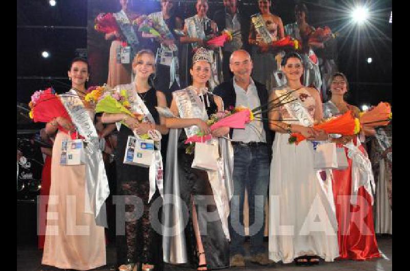 Katerina Faure Miss Laprida junto a princesas y el Intendente municipal 