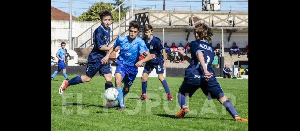 Azul y OlavarrÃ­a volvieron a empatar en este caso en el estadio de Alumni 