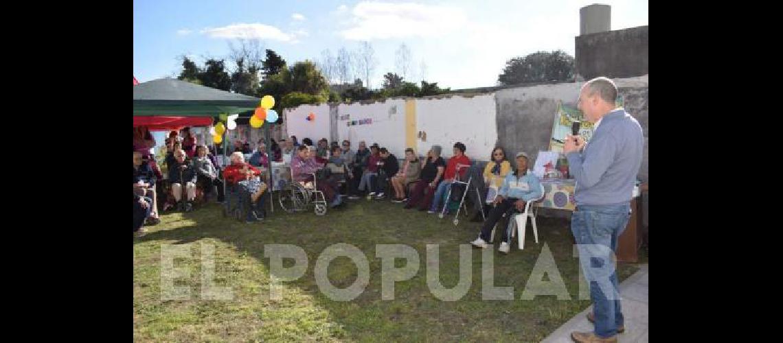 El jefe comunal compartiÃ³ los festejos junto con los abuelos de Laprida La Madrid y LÃ­bano 