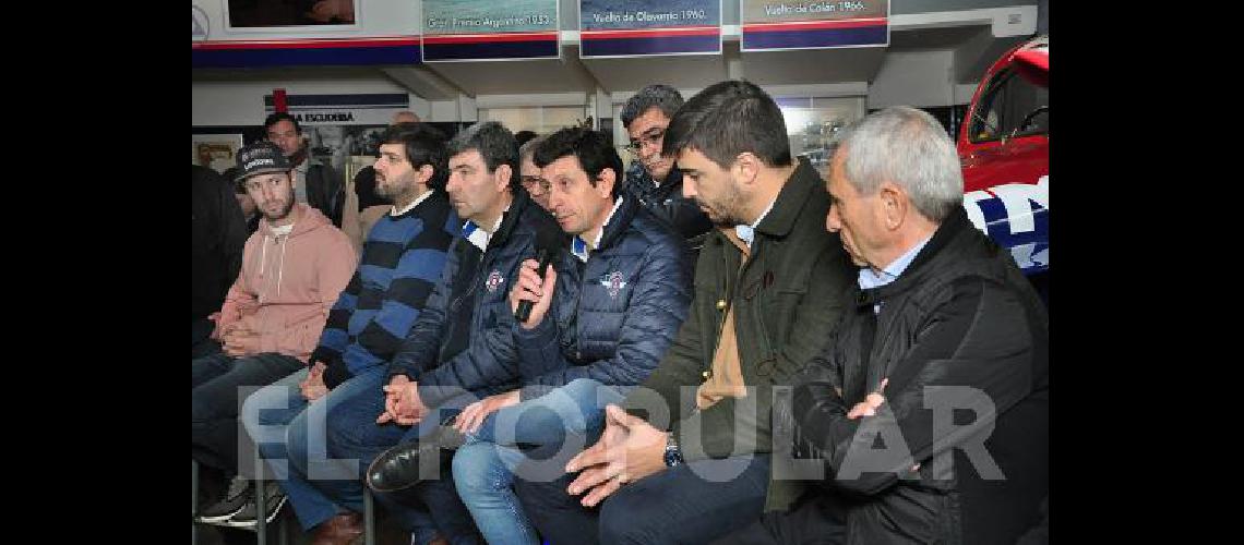 Juan Traversa acompaÃ±ado de Gustavo Tolosa anunciando la llegada del TC con los principales protagonistas en el Museo Hermanos Emiliozzi 