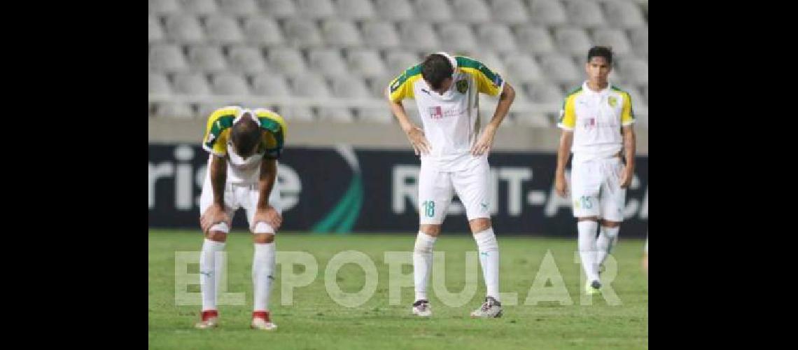 Facundo GarcÃ­a (derecha) ayer con la camiseta del AEK Larnaka 