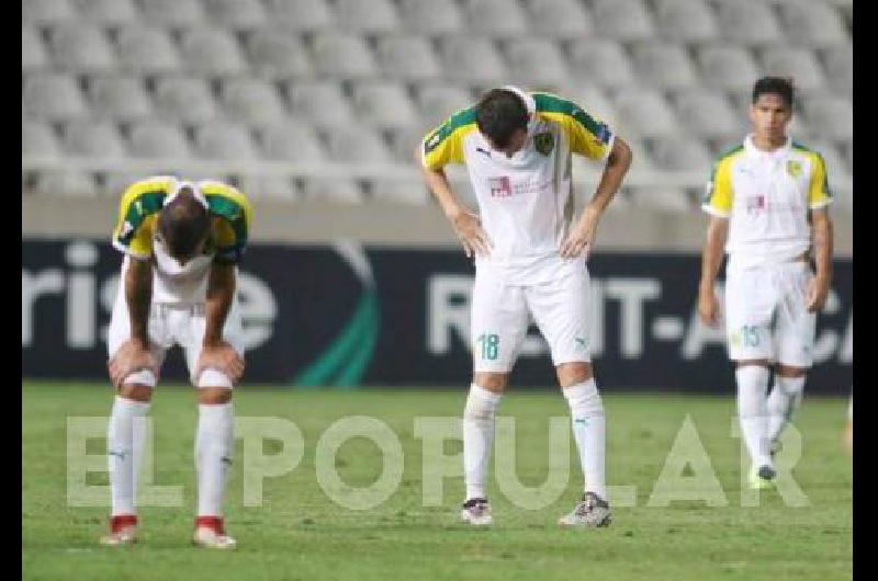 Facundo GarcÃ­a (derecha) ayer con la camiseta del AEK Larnaka 