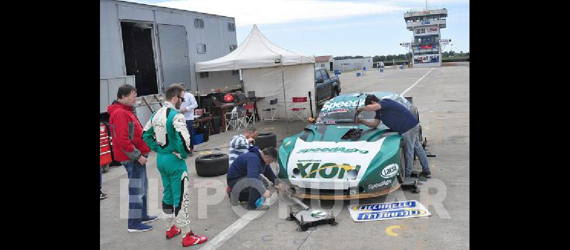 Alberto y AgustÃ­n Canapino evalÃºan el estado del Chevrolet despuÃ©s de la rotura de un neumÃ�tico 