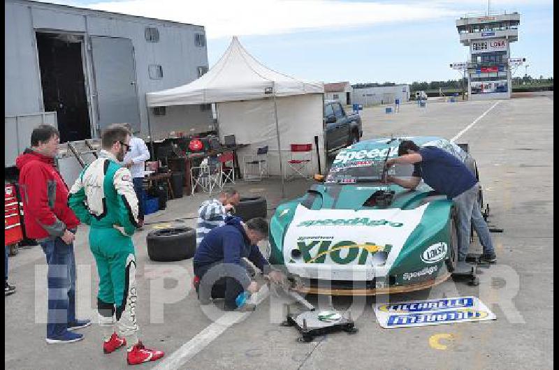 Alberto y AgustÃ­n Canapino evalÃºan el estado del Chevrolet despuÃ©s de la rotura de un neumÃ�tico 