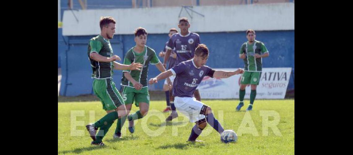 Racing A Club y AtlÃ©tico Hinojo jugaron ayer en el estadio JosÃ© Buglione Martinese 