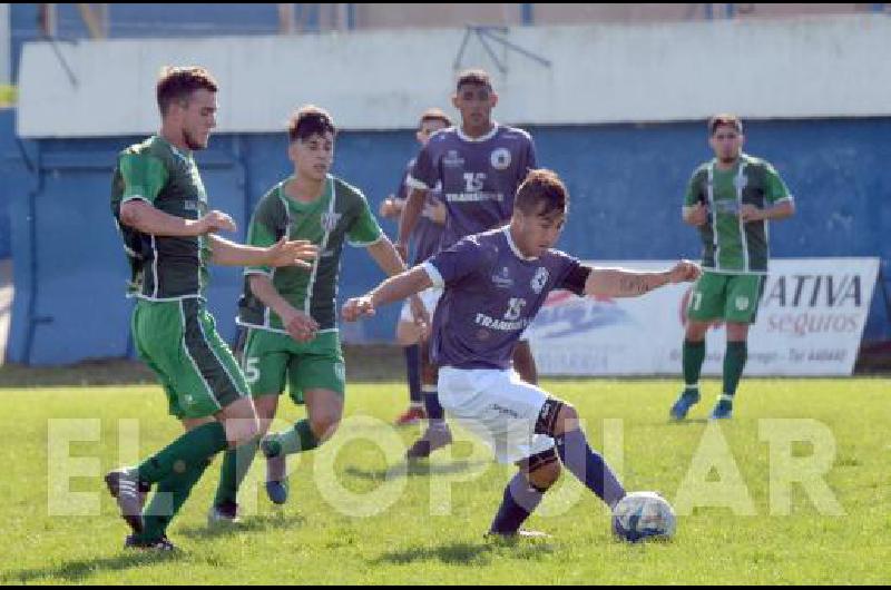 Racing A Club y AtlÃ©tico Hinojo jugaron ayer en el estadio JosÃ© Buglione Martinese 