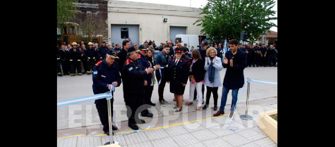 El corte de cintas fue efectuado pasadas las 18 